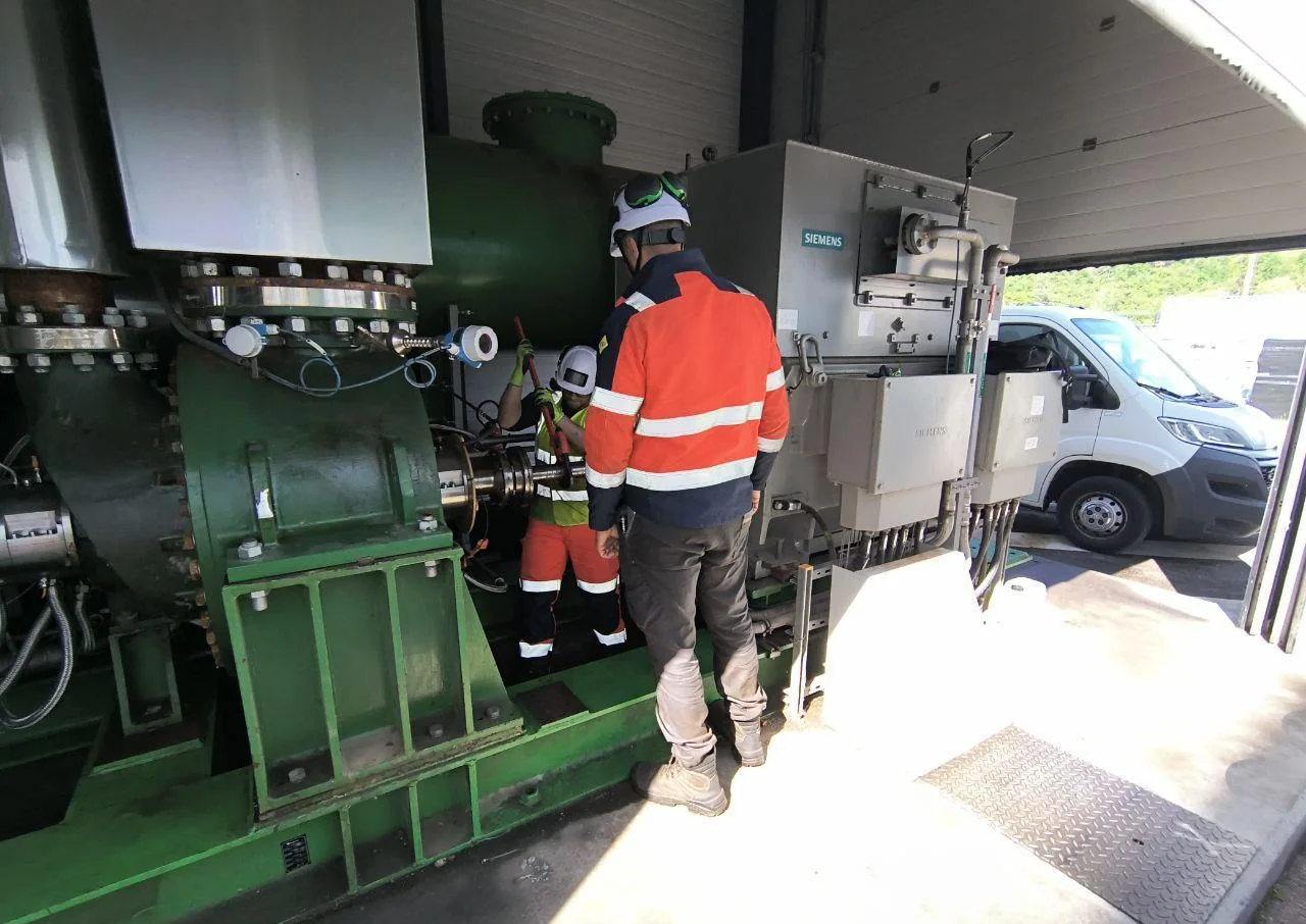 Heatlift technicians carrying out an on-site maintenance intervention